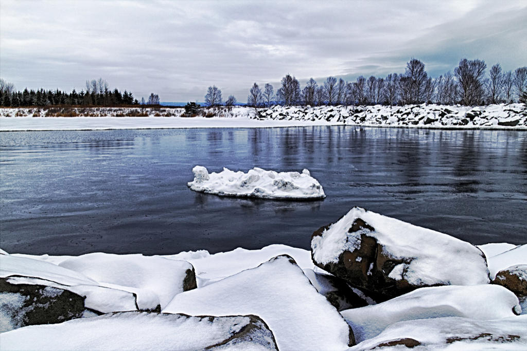 ice_island_by_lake_superior_by_tricky_trees-daundsv.jpg